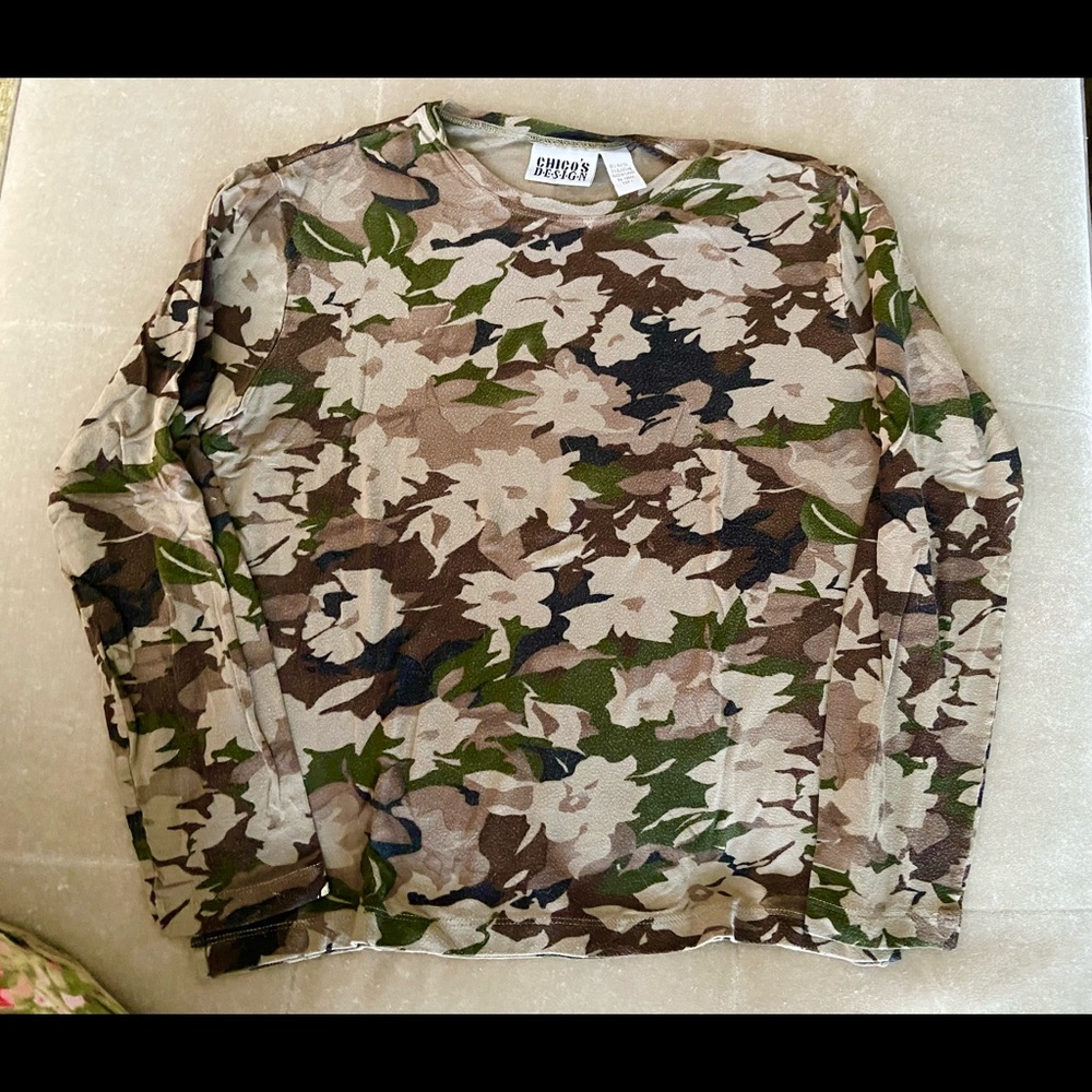 Camo & floral print stretchy long sleeve t-shirt by Chico’s. Small w roomy fit.